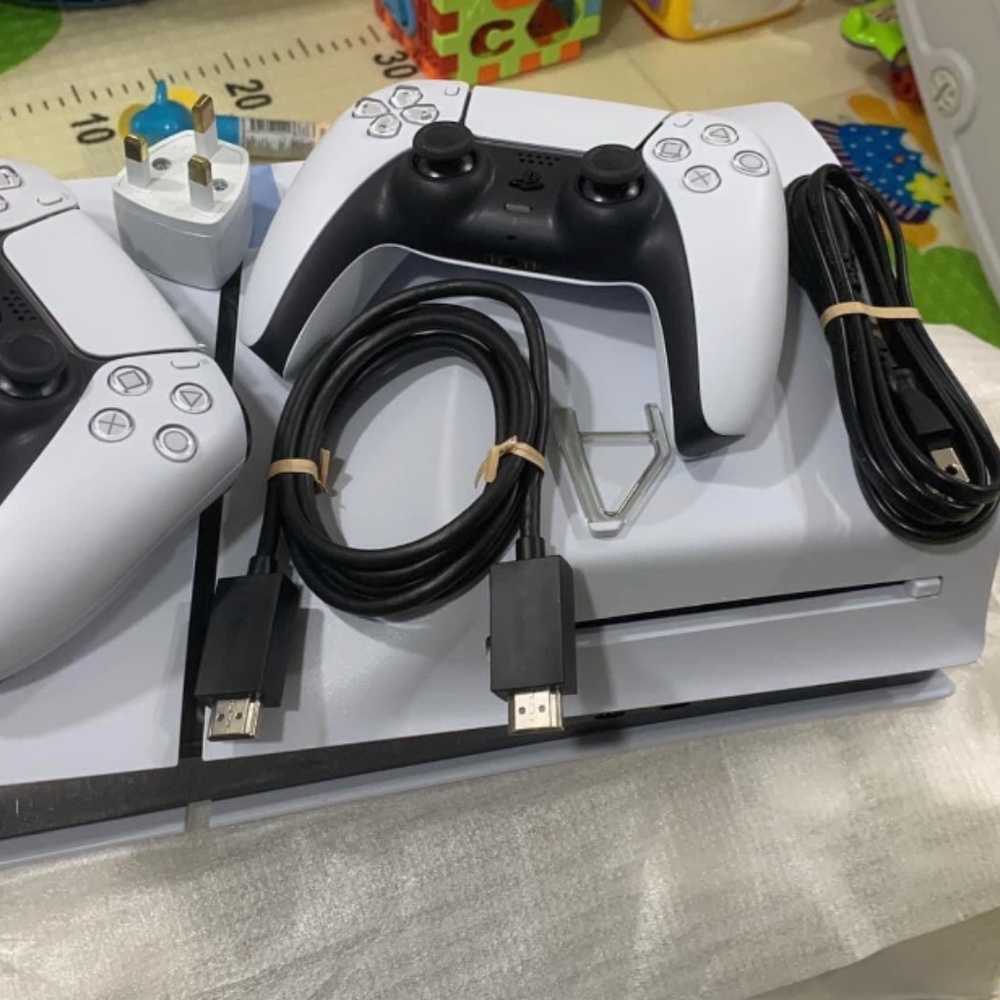PS5 - Picture 2 of 3
